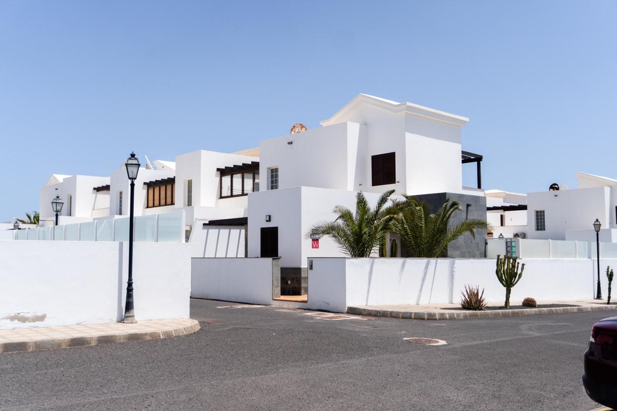 Beautiful And Luxurious Villa With Heated Pool And Free Wi-Fi In Playa Blanca. Exterior foto